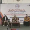 Deputi Bidang Tata Kelola Kearsipan Nasional ANRI, Dr. Andi Abubakar, S.IP., M.Si (tengah) dalam Rapat Kerja W