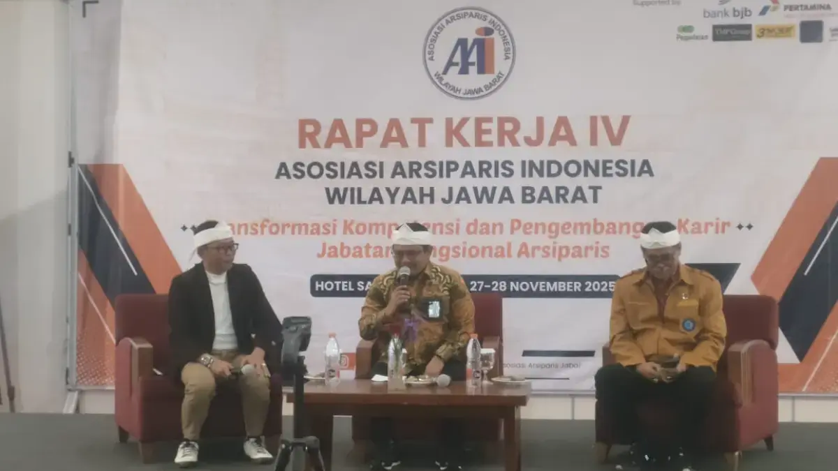 Deputi Bidang Tata Kelola Kearsipan Nasional ANRI, Dr. Andi Abubakar, S.IP., M.Si (tengah) dalam Rapat Kerja W