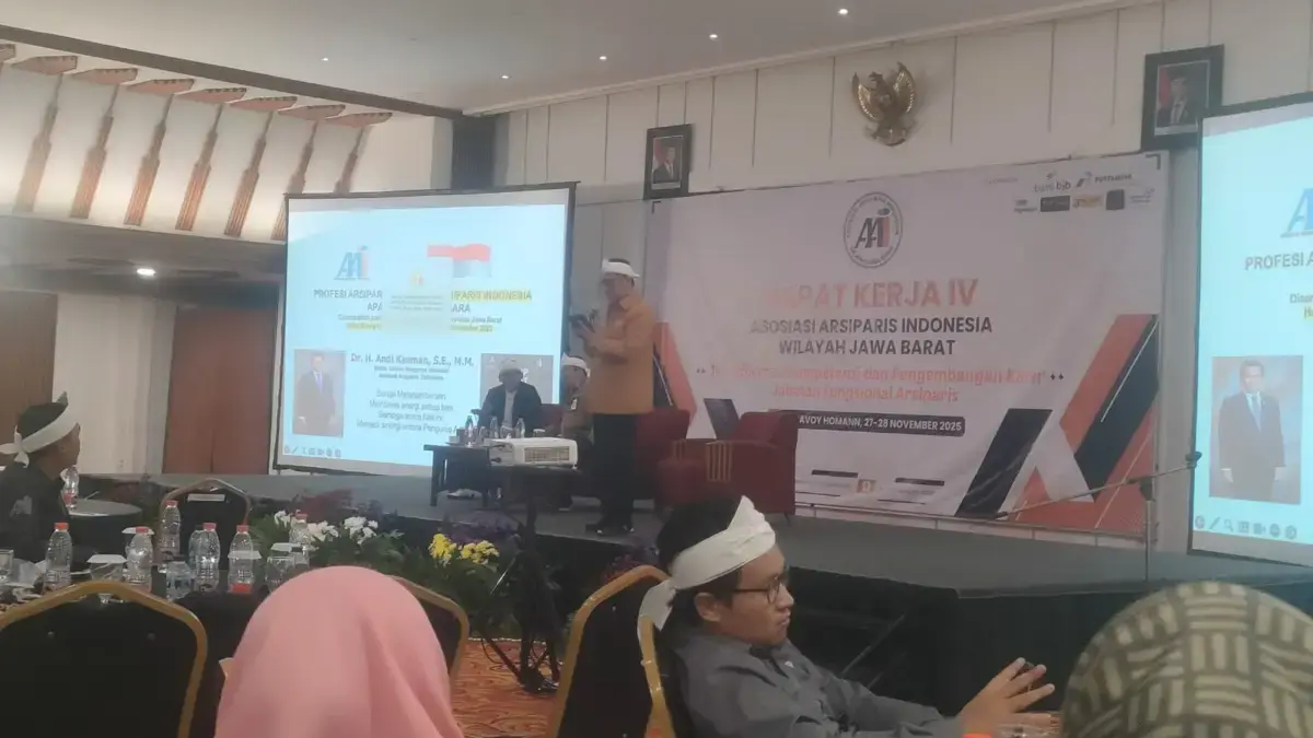 AAI Soroti Isu Strategis Profesi Arsiparis Indonesia Dr. H. Andi Kasman, S.E., M.M., Ketua Umum Pengurus Nasional Asosiasi Arsiparis Indonesia dalam Rapat Kerja Wi