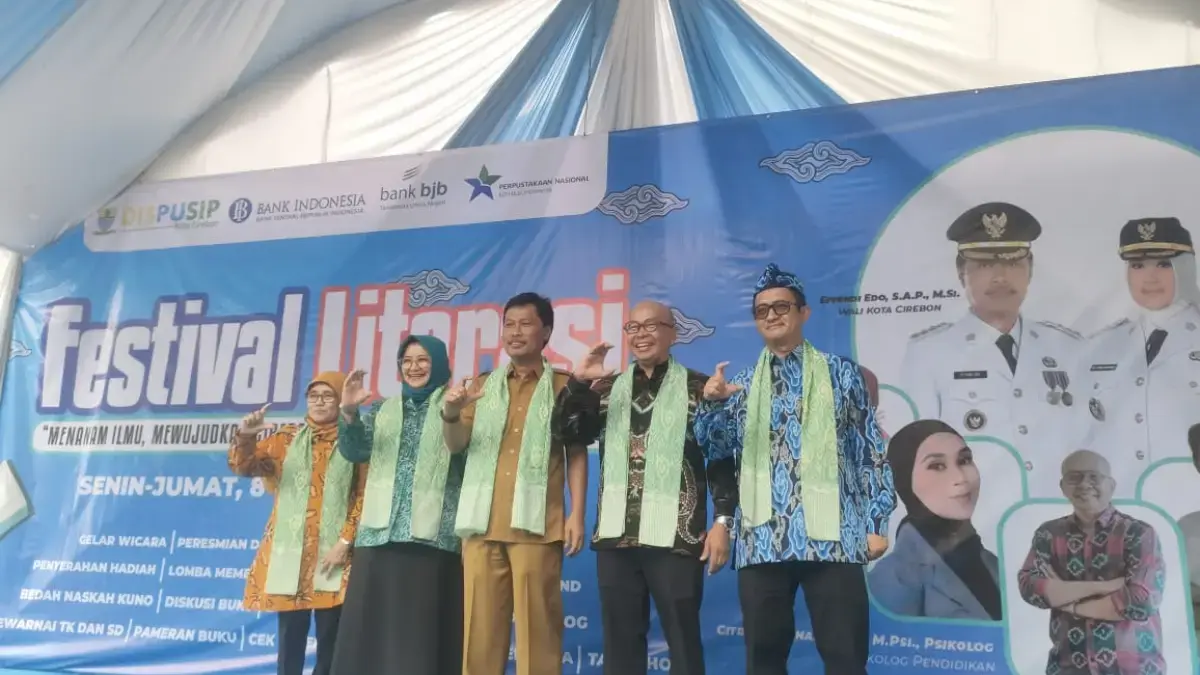 Walikota Cirebon membuka Festival Literasi 2025 di Dispusip Kota Cirebon, Senin (8/12/2025).