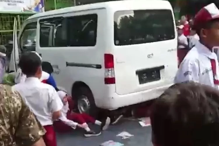 Sejumlah siswa terjatuh dan terluka setelah mobil pengangkut Makan Bergizi Gratis (MBG) menerobos area sekolah