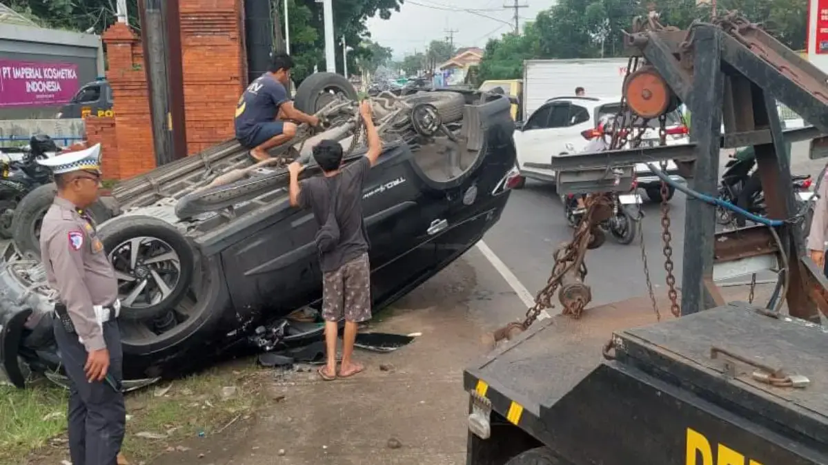 Satu unit mobil jenis Toyota Rush mengalami kecelakaan tunggal hingga terbalik, peristiwa tersebut terjadi di
