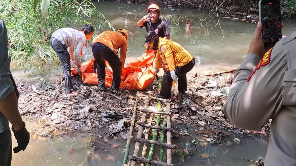 Mayat tanpa identitas ditemukan mengambang di aliran Sungai Kedungpane Blok Silorog Desa Kedungjaya, Kecamatan
