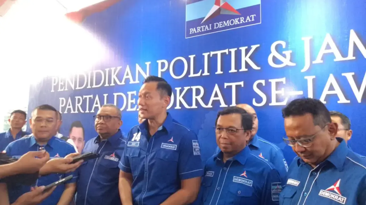 Ketua Umum Partai Demokrat Agus Harimurti Yudhoyono (AHY) yang didampingi oleh Anggota DPR RI, Herman Khaeron,