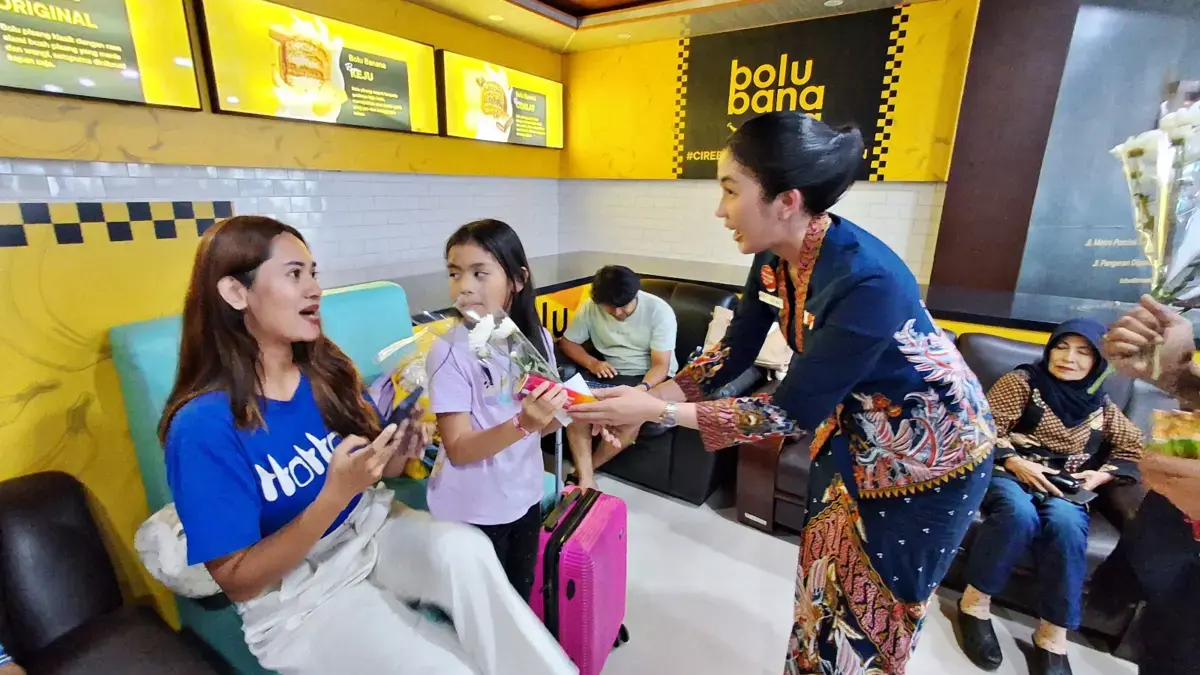 KAI Daerah Operasi 3 Cirebon memberikan kejutan spesial kepada para pelanggan kereta api khususnya para ibu-ib