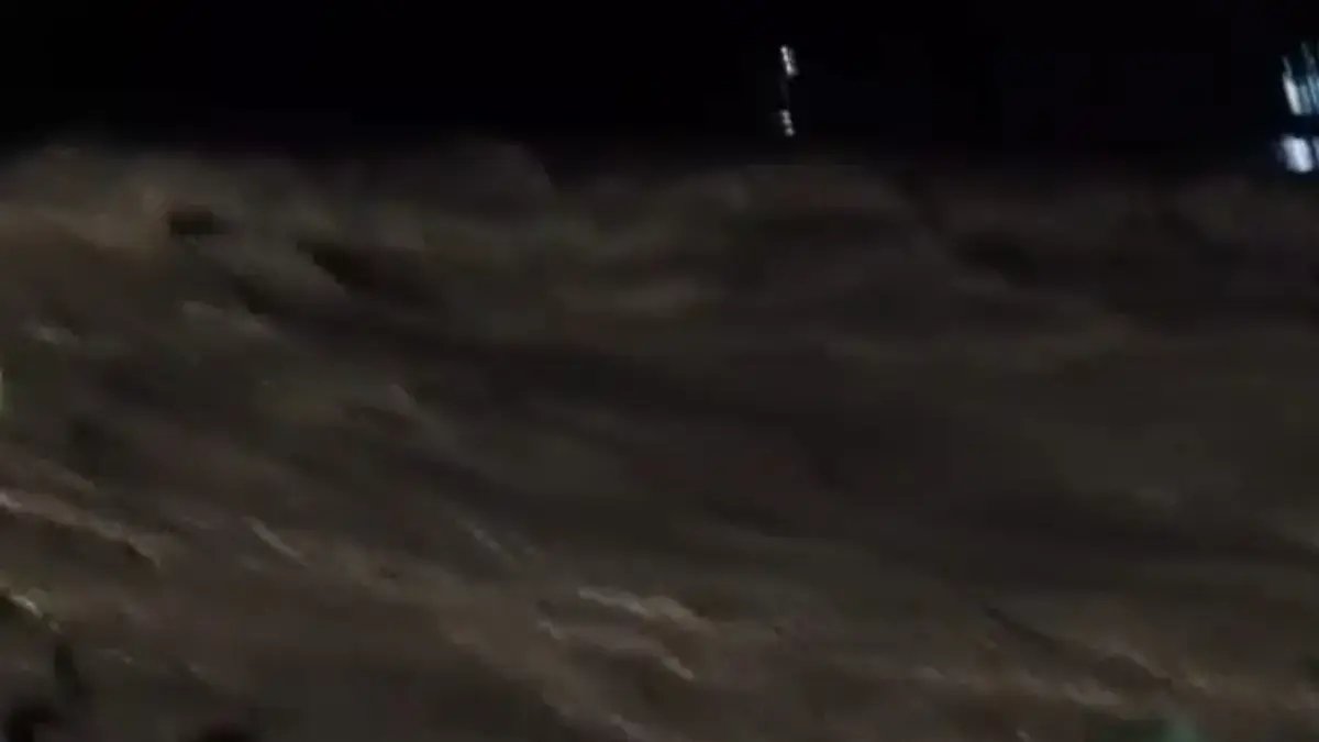 SUNGAI CIPAGER MELUAP. Banjir kembali melanda sejumlah wilayah Kabupaten Cirebon, Selasa (23/12) sore. Genanga