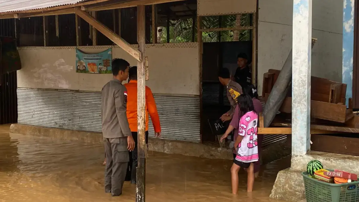 Personil BPBD Kabupaten Hulu Sungai Selatan melaksanakan pembersihan lingkungan dan rumah warga pascabanjir. F