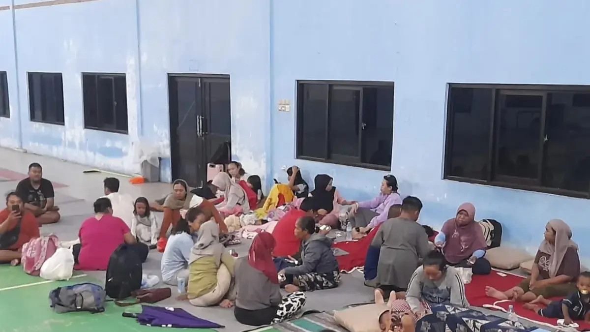 Sejumlah warga mengungsi di GOR Desa Dawuan Kecamatan Tengahtani, setelah rumah tinggalnya terendam banjir. (F