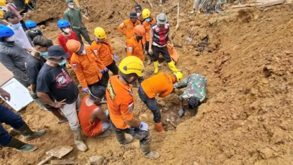 Operasi pencarian banjir bandang dan tanah longsor di Kampung Duren, Desa Batu Godang, Kecamatan Angkola Sangk