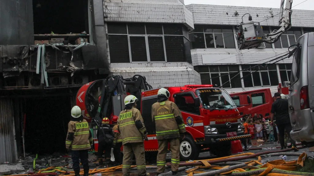 Petugas pemadam kebakaran mengeluarkan asap saat melakukan pencarian korban kebakaran di perkantoran Terra Dro