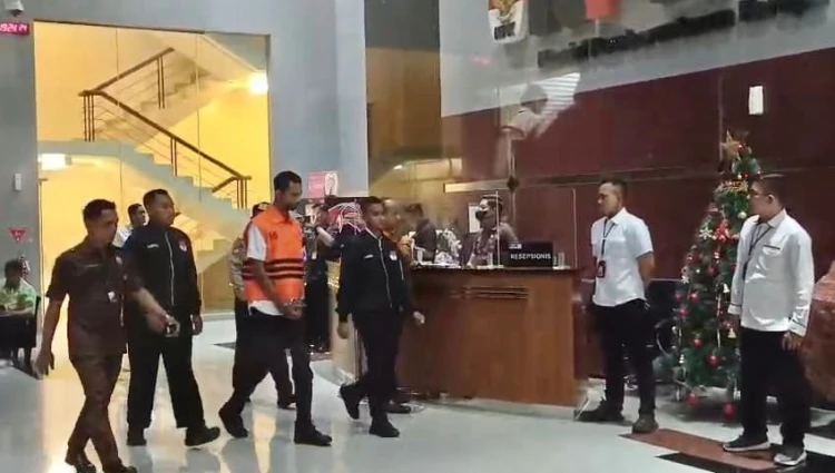 ASN Kemenhub M Chusnul Ditahan Usai Ditetapkan sebagai Tersangka Suap Proyek Jalur Kereta Api di Medan, Senin