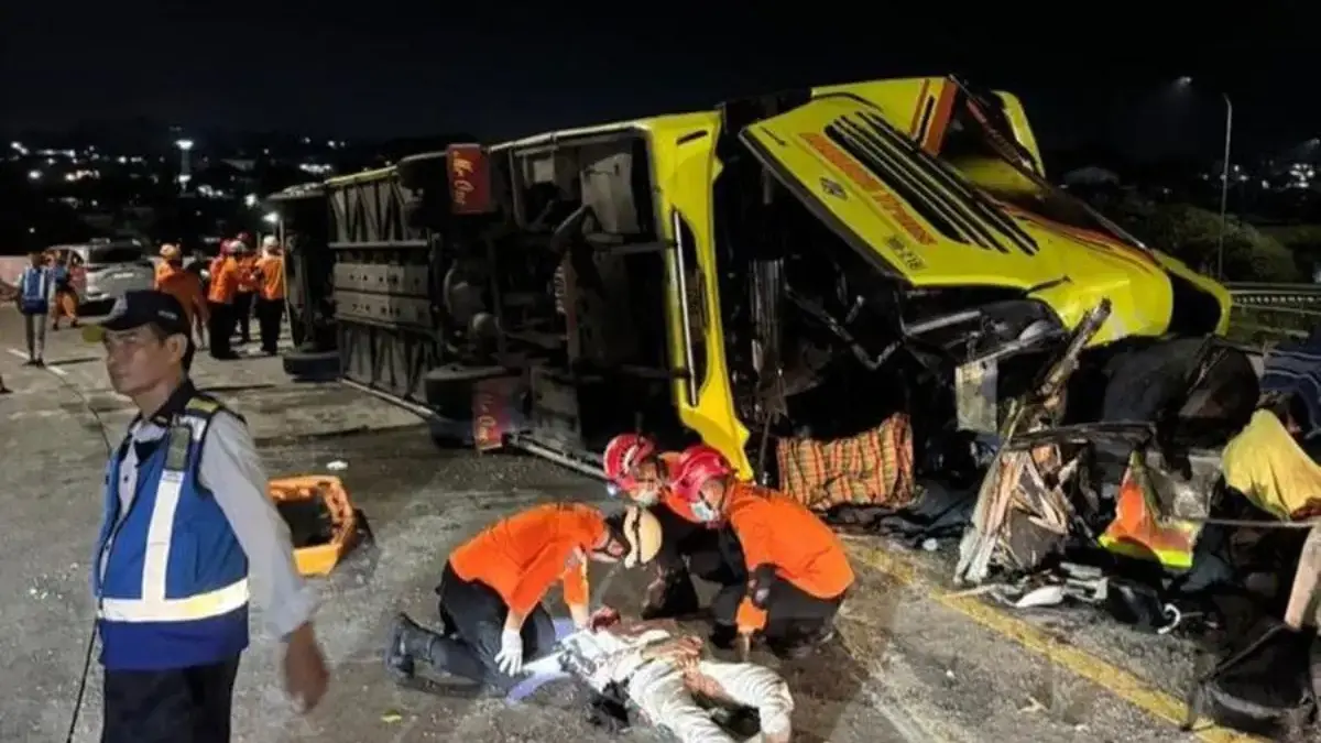 Kemenhub Ungkap Bus Cahaya Trans yang Terguling di Ruas Simpang Susun Exit Tol Krapyak Semarang Tak Laik Jalan Kecelakaan di simpang susun exit tol Krapyak, Kota Semarang, Senin (22/12). (Foto: Basarnas Semarang)