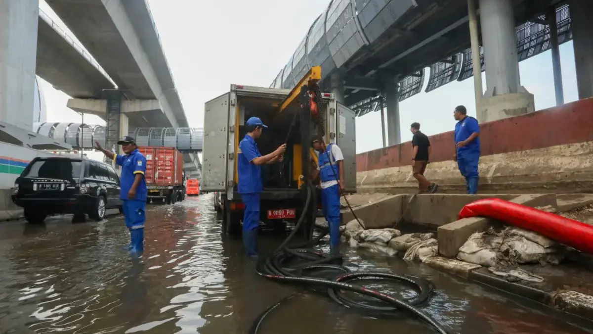 Petugas Sudin SDA Jakarta Utara bergerak cepat menanggulangi genangan banjir rob di Jalan R.E. Martadinata (Pe