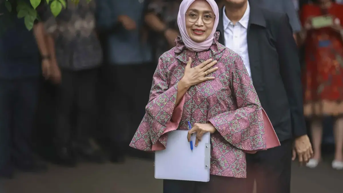 Direktur Utama PT ASDP Indonesia Ferry (Persero) periode 2017-2024 Ira Puspadewi menyapa awak media sebelum me