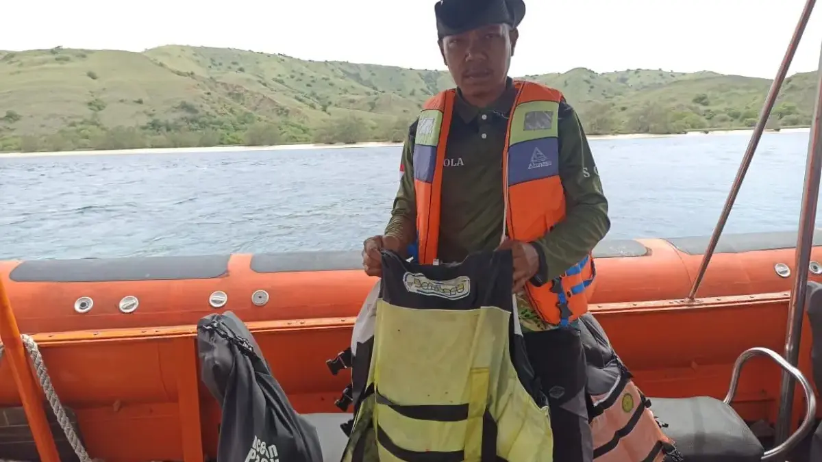 Petugas saat menunjukkan life jacket yang ditemukan saat operasi pencarian hari ketiga korban tenggelamnya KM