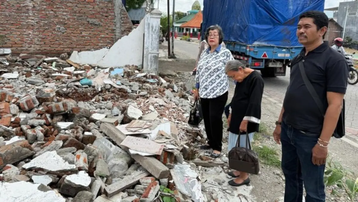 Elina Widjajanti, seorang nenek berusia 80 tahun di Surabaya, Jawa Timur, diduga dikeroyok dan diusir secara p