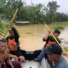 Proses evakuasi korban banjir Kalsel.(Dok BPBD Kalsel)