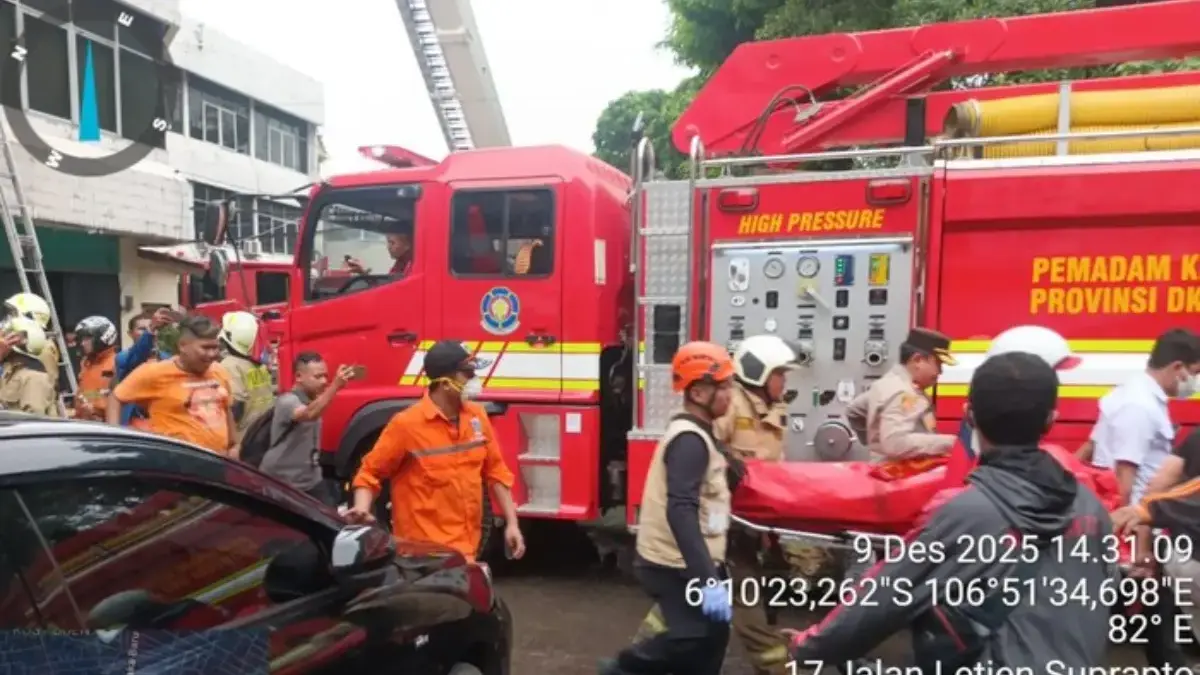 Gedung di Cempaka Baru, Kemayoran, Jakarta Pusat (Jakpus) terbakar. (dok BPBD DKI)