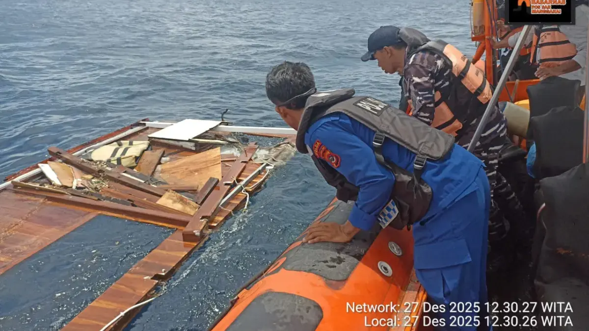 Tim SAR Gabungan menemukan barang dan serpihan KM Putri Sakinah dalam operasi hari kedua pencarian, Sabtu (27/