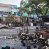Area kios-kios yang terbakar pascakericuhan di kawasan Kalibata, Jakarta, Jumat (12/12/2025).