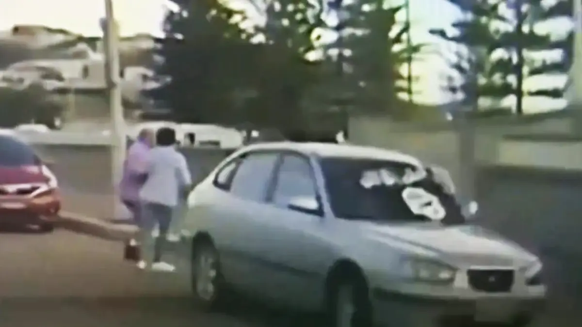 Bendera Islamic State (ISIS) ditemukan di dalam sebuah kendaraan yang digunakan oleh kedua pelaku penembakan m