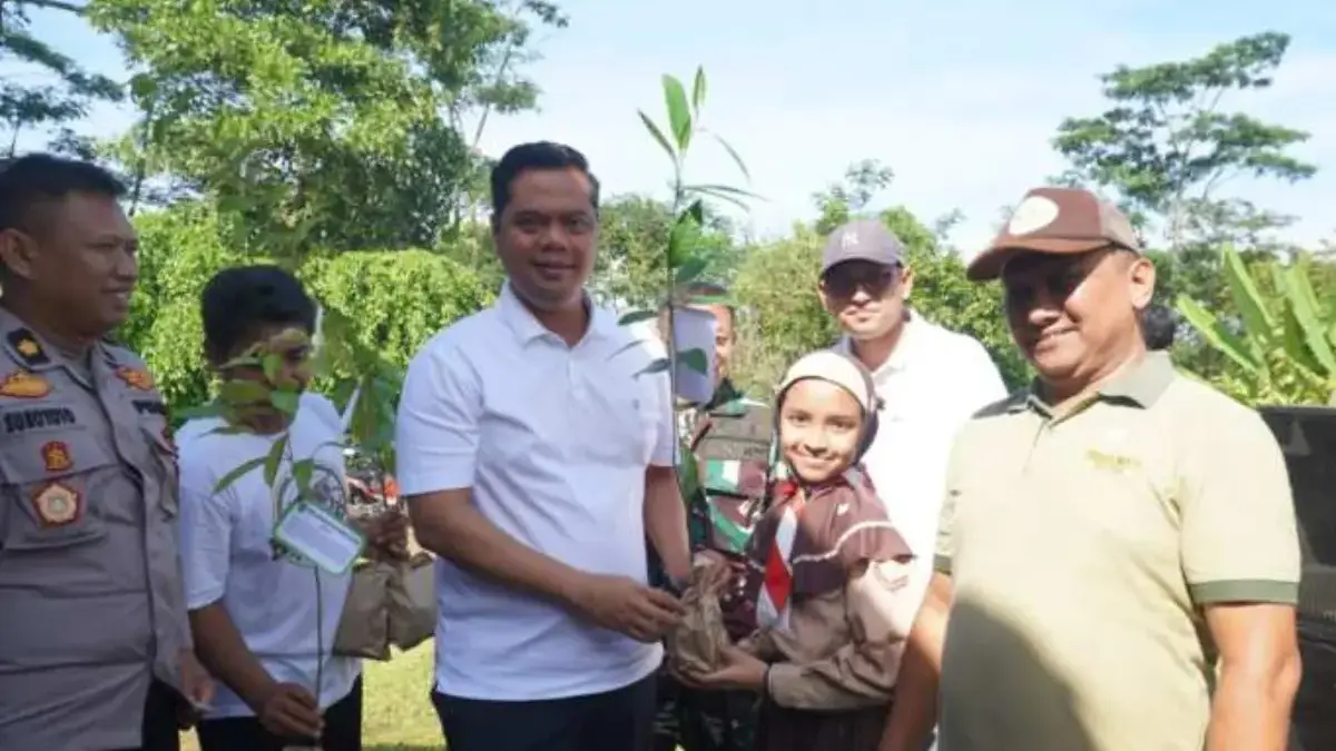 Bupati Jepara Witiarso Utomo berikan bibit kepada siswa untuk di tanam. (Foto: Dok)