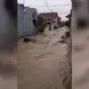 Banjir yang menerjang sejumlah wilayah di Kabupaten Cirebon, Jawa Barat, dalam beberapa hari terakhir membuat