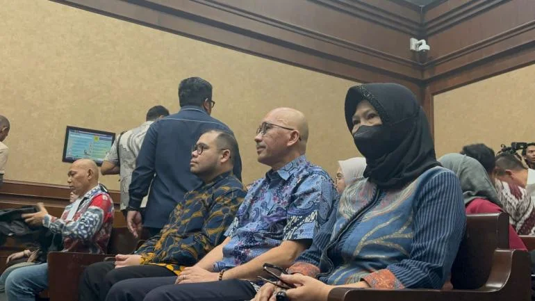 Terungkap Nadiem Makarim Sempat Copot 2 Pejabat Eselon II yang Tolak Proyek Pengadaan Chromebook Terdakwa kasus dugaan korupsi pengadaan Chromebook di Kemendikbudristek tahun 2019-2022 Ibrahim Arief (kiri),