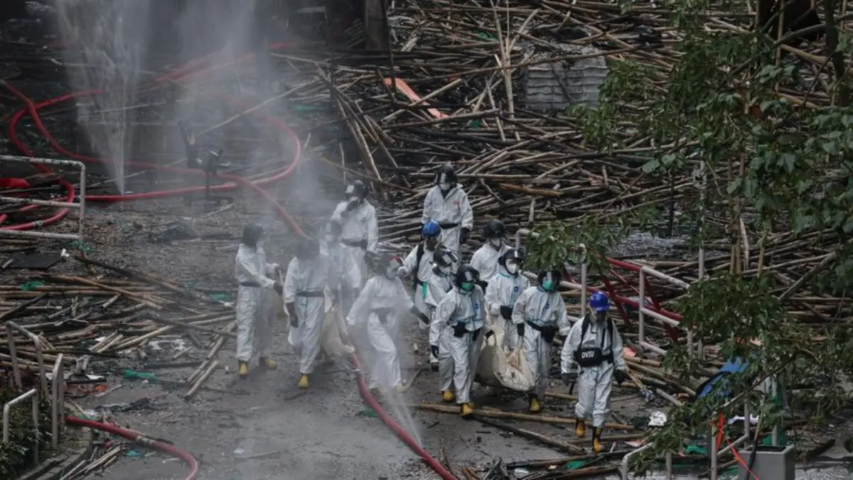 Kompleks apartemen itu sebelumnya dihuni lebih dari 4.000 orang berdasarkan data sensus. Para penyintas yang b