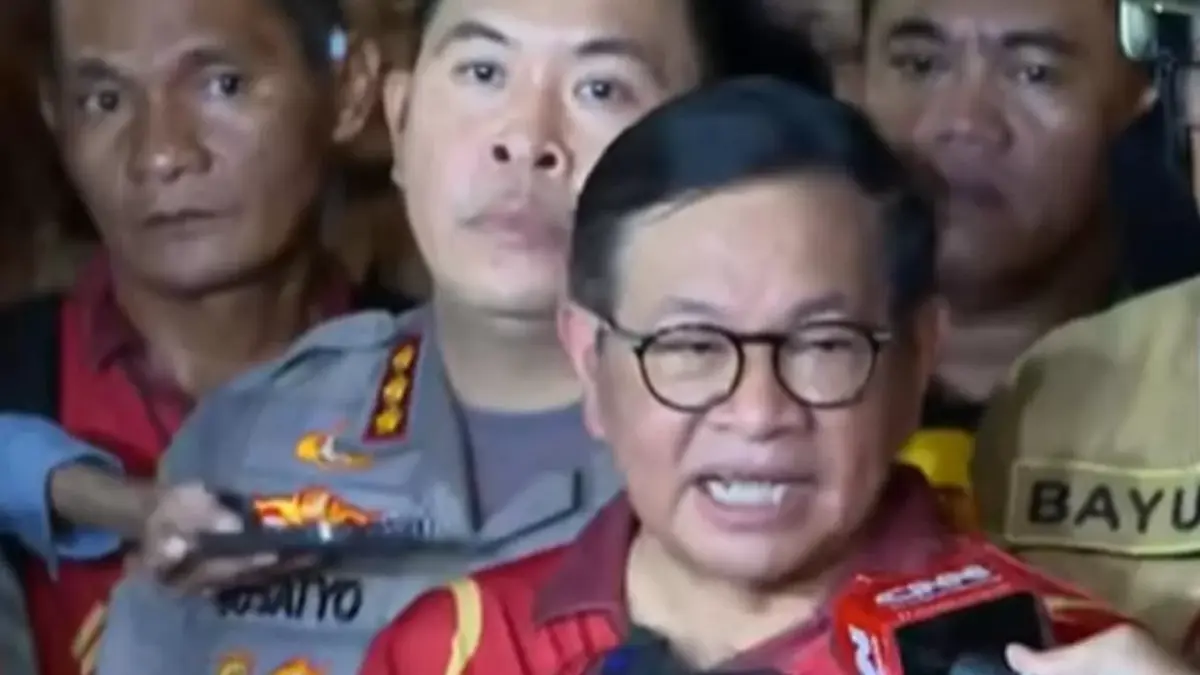 Gubernur DKI Jakarta Pramono Anung (ketiga kiri) meninjau lokasi gedung Terra Drone yang terbakar di jalan Let