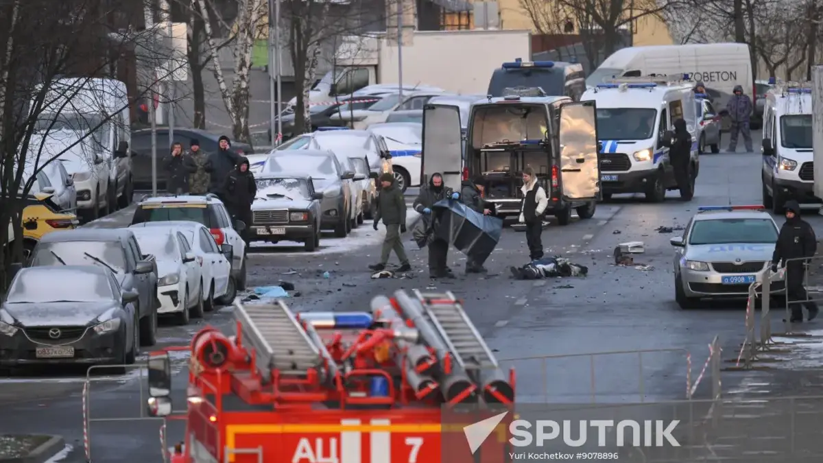 Ledakan Kembali Guncang Moskow, 2 Polisi Tewas Anggota penegak hukum bekerja di lokasi ledakan bom, yang menewaskan dua petugas polisi dan orang lain yang me