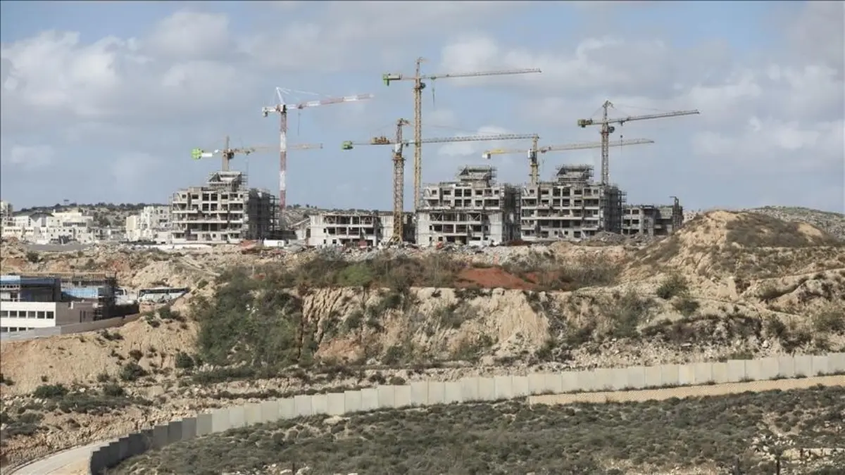 Pembangunan infrastruktur dan konstruksi yang sedang berlangsung di pemukiman Yahudi Modi\'in Illit, sebelah ba