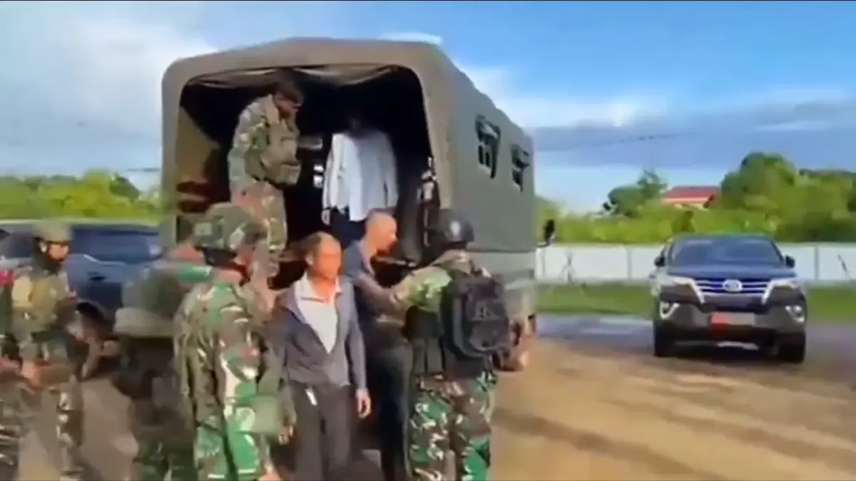 Personel TNI mengamankan sejumlah Warga Negara Asing (WNA) asal Tiongkok ke dalam truk militer di Kabupaten Ke