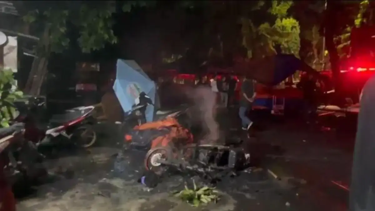 Pengeroyokan 2 Matel di Kalibata Picu Kericuhan, Warung hingga Sepeda Motor Milik Warga di TKP Diserang Warung dan motor dibakar saat bentrok usai mata elang dikeroyok di Kalibata, Jaksel (Foto: dok. Istimewa)
