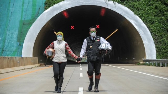 Ridwan Kamil (kanan) bersama Atalia Praratya saat meninjau terowongan pada proyek Jalan Tol Cileunyi-Sumedang-