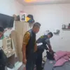 Petugas di lokasi kejadian ditemukannya jasad terapis spa di Bekasi. (IST)