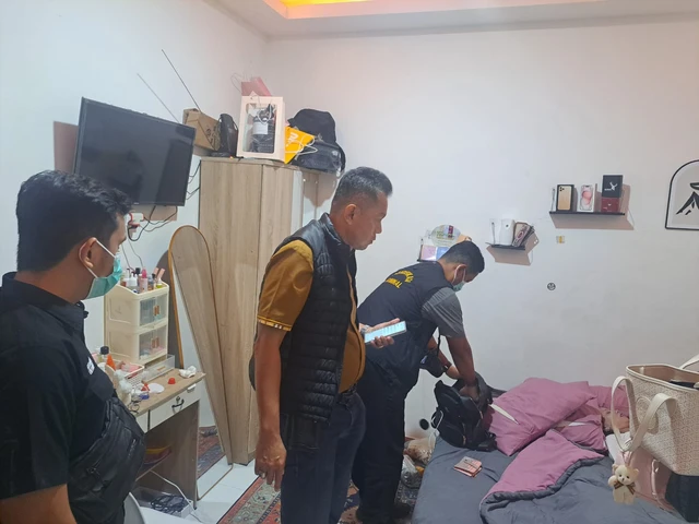Terapis Spa Ditemukan Tewas di Kamar Nomor 08 Lantai 2 Bangunan Indekos Kota Bekasi Petugas di lokasi kejadian ditemukannya jasad terapis spa di Bekasi. (IST)
