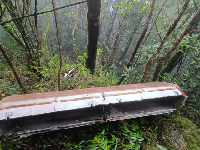Sejumlah serpihan pesawat dan barang-barang korban pesawat ATR 42-500 yang jatuh di Gunung Bulusaraung, Sulsel