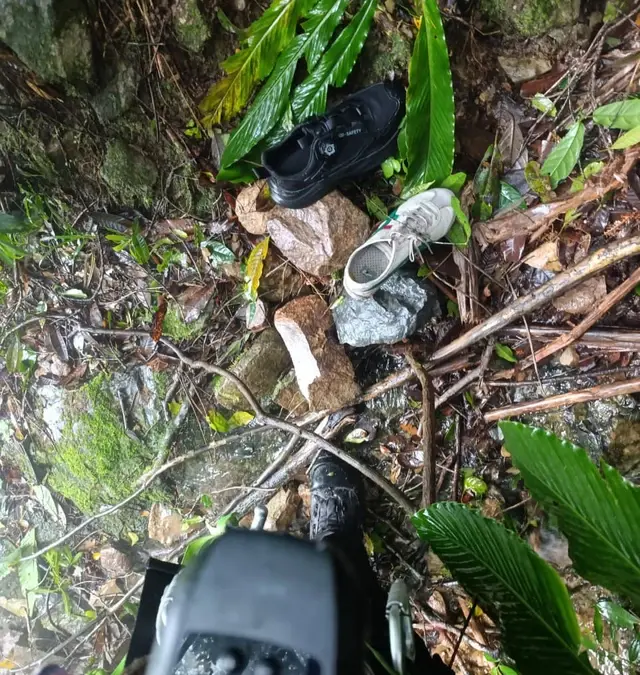 Sejumlah serpihan pesawat dan barang-barang korban pesawat ATR 42-500 yang jatuh di Gunung Bulusaraung, Sulsel