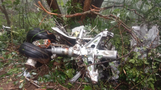 Sejumlah serpihan pesawat dan barang-barang korban pesawat ATR 42-500 yang jatuh di Gunung Bulusaraung, Sulsel