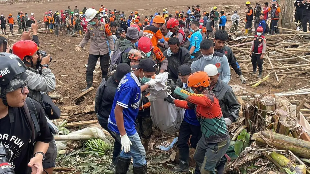 Tim SAR gabungan melakukan operasi pencarian korban bencana longsor di Kecamatan Cisarua, Kabupaten Bandung Ba