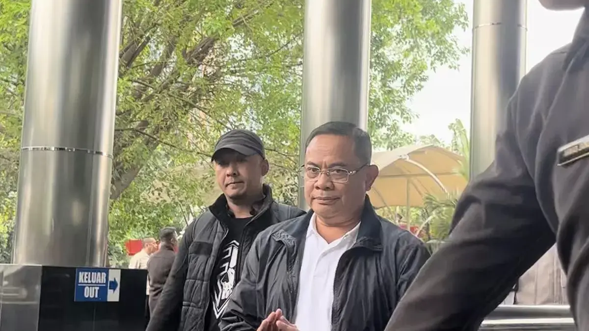 Bupati Pati Sudewo berjalan ke ruang pemeriksaan setibanya di Gedung Merah Putih KPK, Jakarta, Selasa (20/1/20