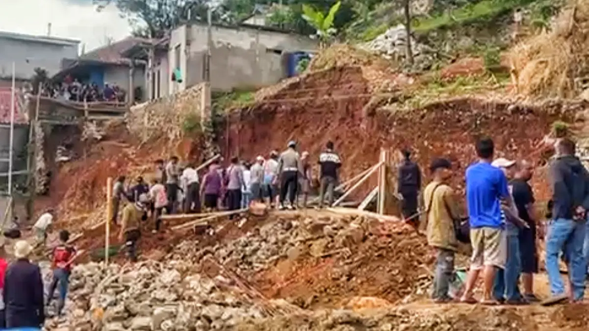 Bupati Sumedang Ungkap Longsor Jatinangor Terkait Aktivitas Pembangunan Tembok Penahan Tembing Tidak Berizin Lokasi tebing longsor yang menimpa pekerja di Jatinangor. (Foto : Istimewa)