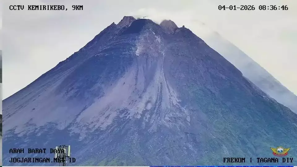 Gunung Merapi Alami 14 Kali Guguran Lava, BPPTKG Ingatkan Warga Antisipasi Gangguan Abu Vulkanik Kondisi Gunung Merapi Minggu 4 Januari 2026 pagi. (Tagana DIY/CCTV Tagana DIY)