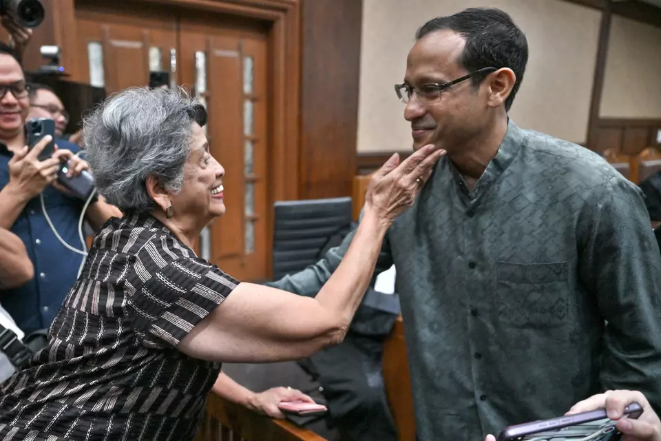 Nadiem Makarim: Selama Lima Tahun Sebagai Menteri Justru Kekayaan Saya Menyusut Mantan Menteri Pendidikan Nadiem Makarim, kanan, menerima dukungan dari ibunya saat dia menghadiri sidang pert