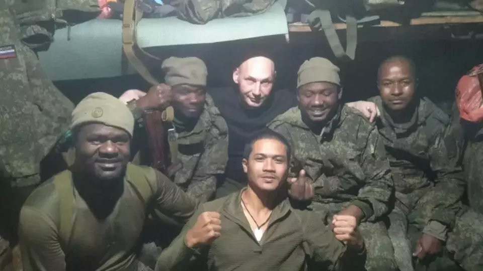 Bripda Muhammad Rio (tengah) yang desersi dan bergabung dengan militer Rusia (IST)