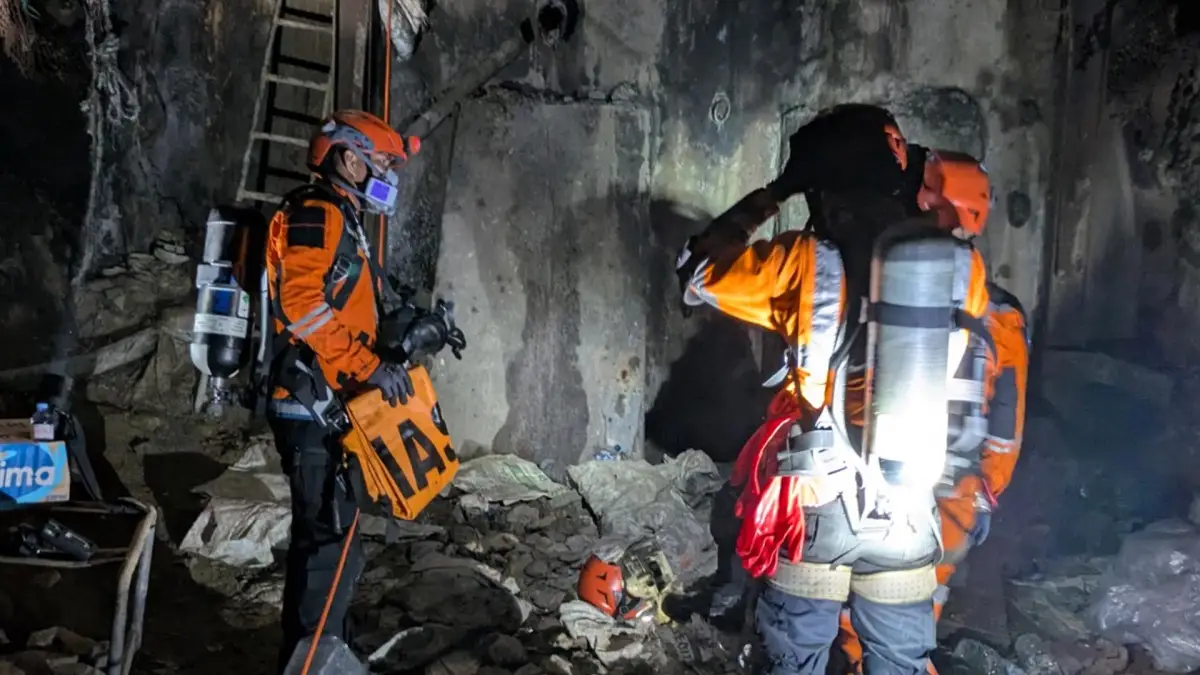 Tim SAR menyisir lubang galian tambang emas Gunung Pongkor dalam operasi pencarian tiga korban hilang yang akh