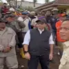 Menteri Lingkungan Hidup Hanif Faisol Nurofiq saat meninjau kondisi lahan di area longsor Cisarua.