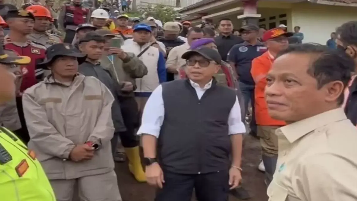 Menteri Lingkungan Hidup Hanif Faisol Nurofiq saat meninjau kondisi lahan di area longsor Cisarua.