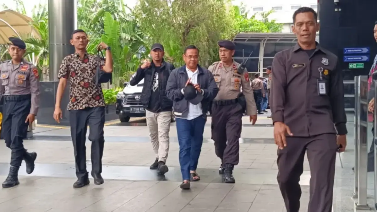 Bupati Pati Sudewo berjalan ke ruang pemeriksaan setibanya di Gedung Merah Putih KPK, Jakarta, Selasa (20/1/20